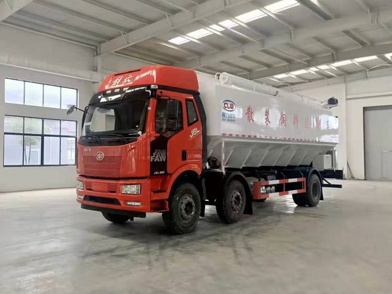 國六解放J6小三軸散裝飼料運輸車