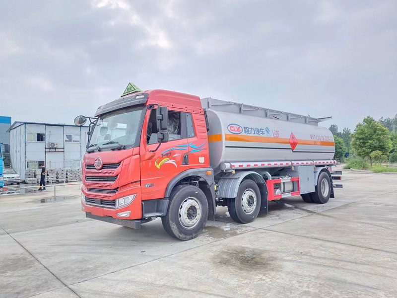 解放龍威小三軸19方碳鋼運油車