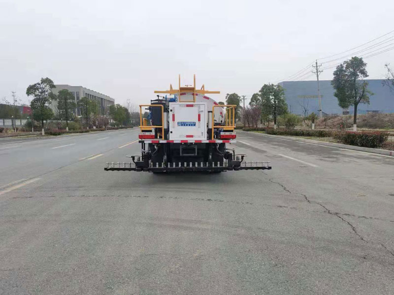 國六東風(fēng)小多利卡4方智能瀝青灑布車