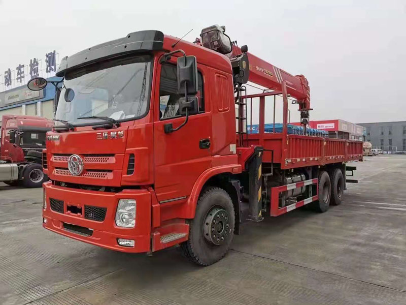 國六??三環昊龍后八輪隨車吊