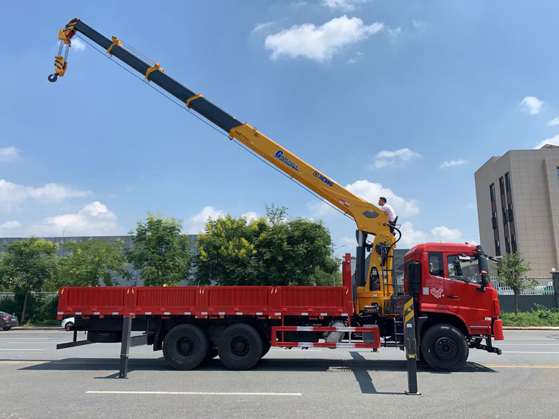 東風后八輪短軸距14噸隨車吊