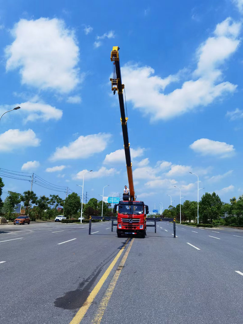 東風后八輪短軸距14噸隨車吊