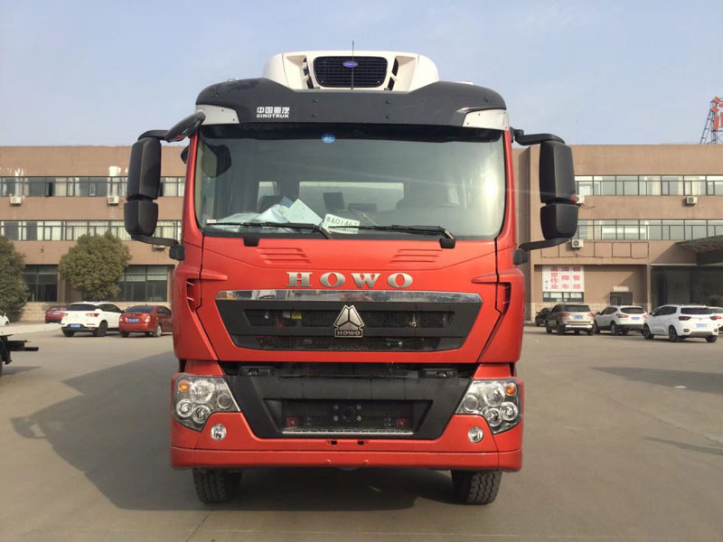 重汽豪沃前四后八程力9米6冷藏車