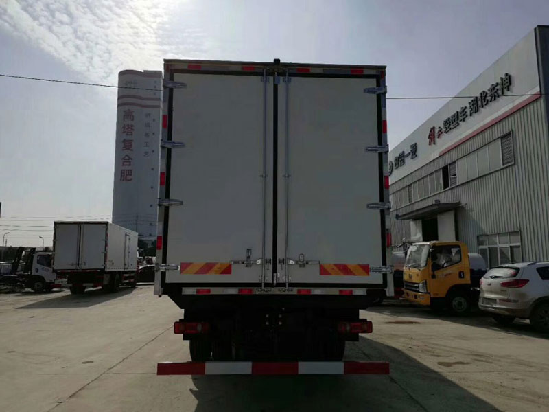 東風天錦8米6冷藏車