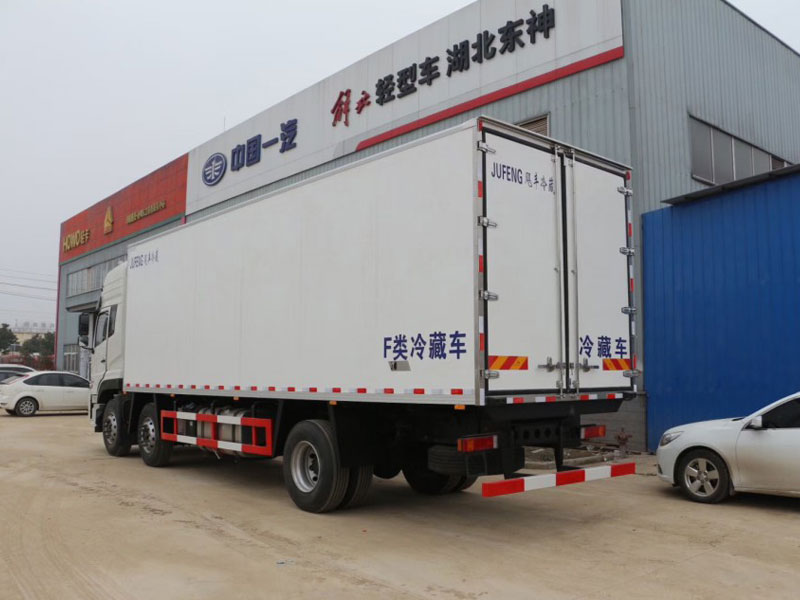 東風天龍三軸8米6冷藏車