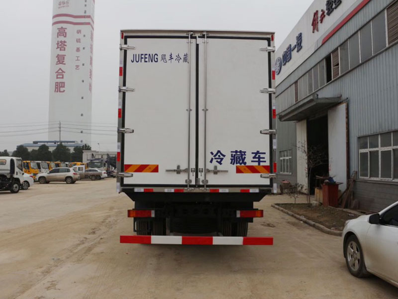 東風天龍三軸8米6冷藏車