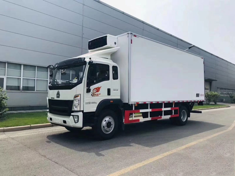 重汽豪沃7米8冷藏車