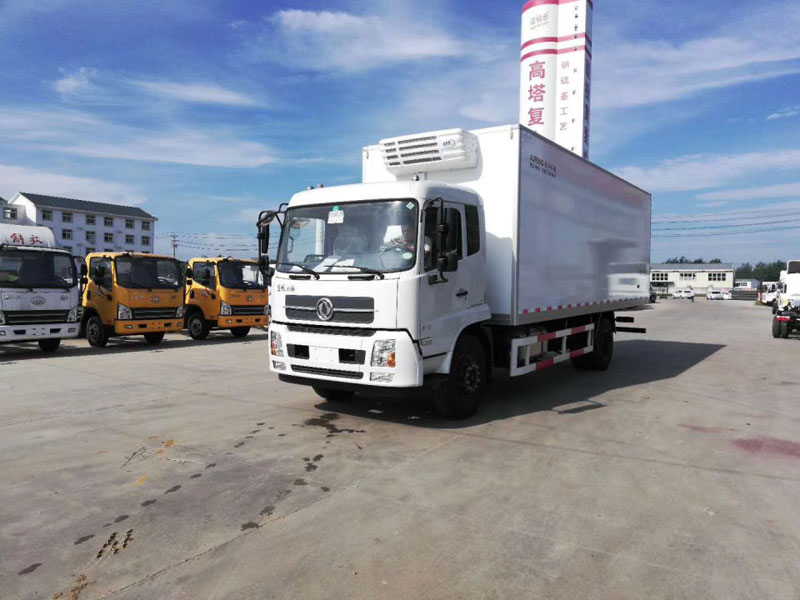 東風天錦7米8冷藏車