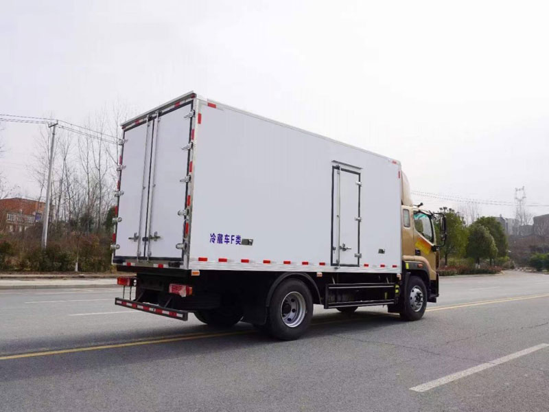 福田奧鈴大黃蜂6米8冷藏車