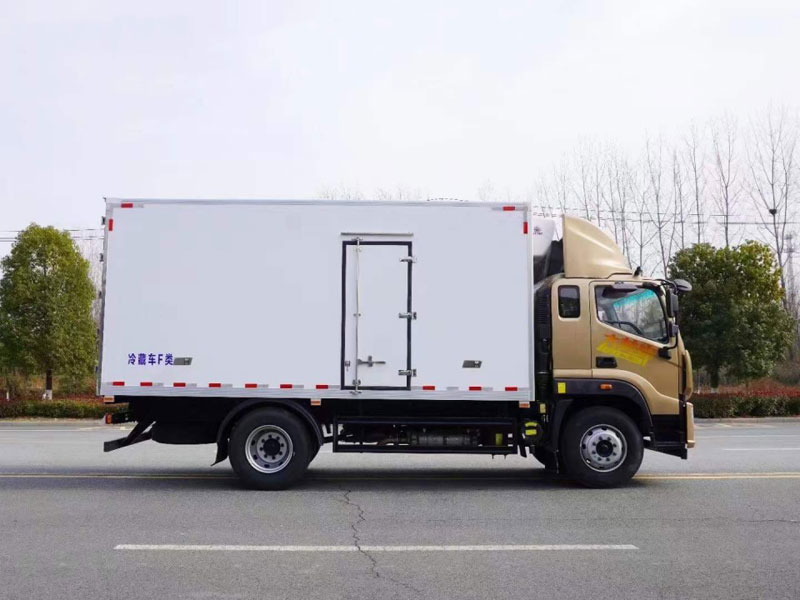 福田奧鈴大黃蜂6米8冷藏車