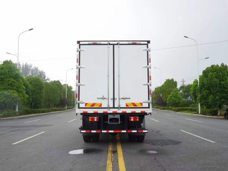 重汽豪沃5米1冷藏車