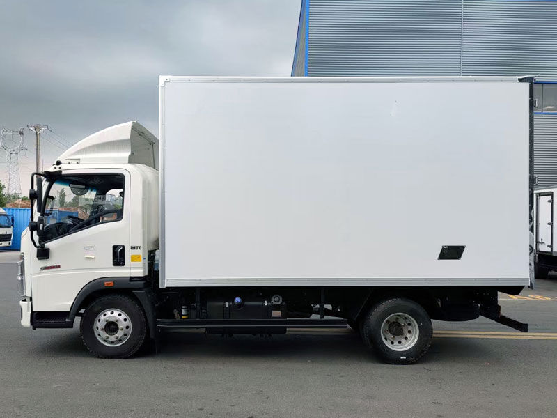 重汽豪沃小金牛4米2冷藏車