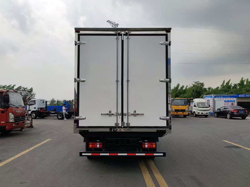 重汽豪沃小金牛4米2冷藏車